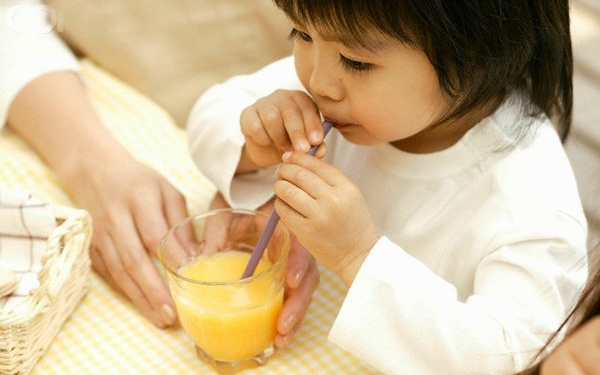 Uống nước ép trái cây thời gian dài khiến chế độ ăn của trẻ bị thiếu chất xơ (Ảnh minh họa).