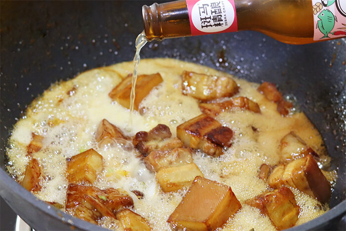 Bạn có thể dùng rượu hoặc bia để nấu. (Ảnh: Sohu)