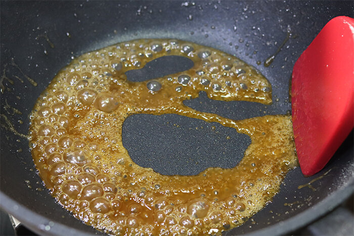 Đường phèn sẽ tan chảy do nhiệt độ và tạo màu đẹp mắt. (Ảnh: Sohu)