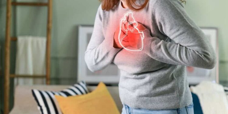 Nguyên nhân và giải pháp cho triệu chứng đau ngực ở phụ nữ